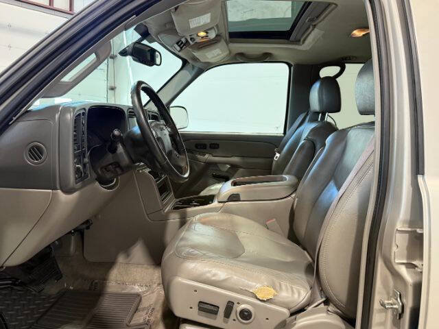 Used 2005 GMC Yukon XL 2500 SLT w/ SLT Preferred Equipment Group AWD/4WD image 15