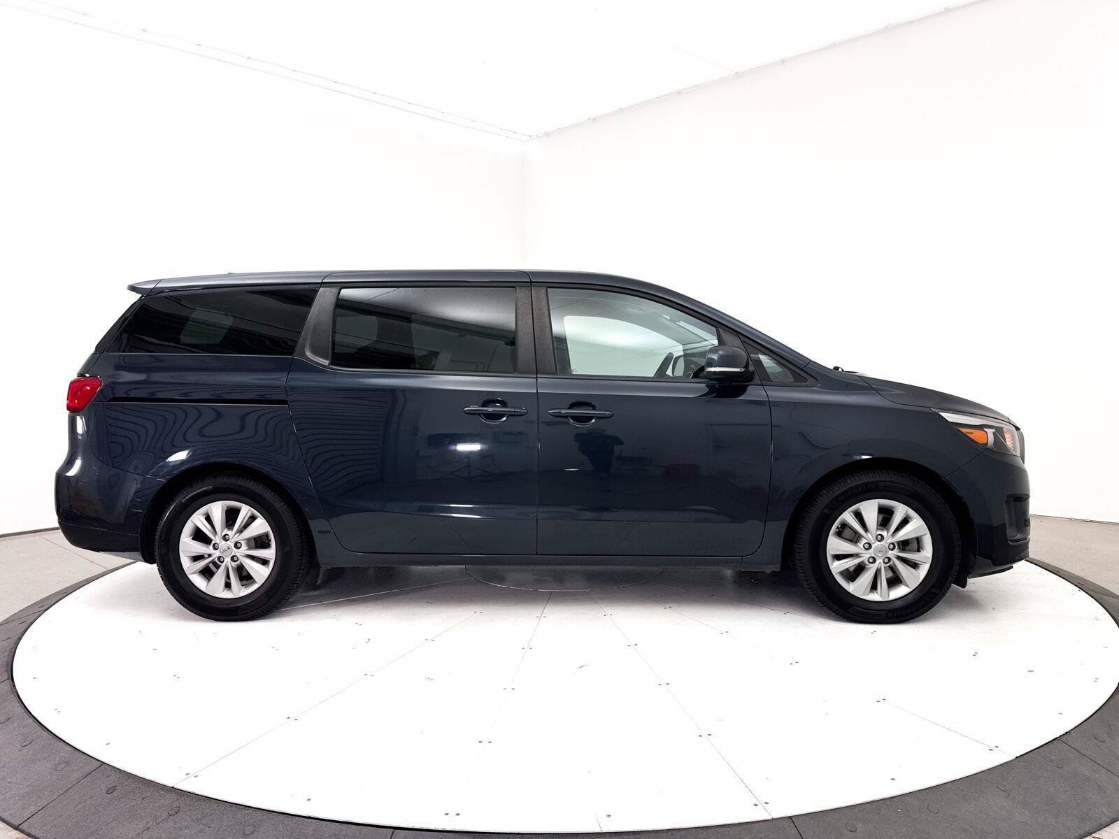 Used 2017 Kia Sedona LX FWD image 29