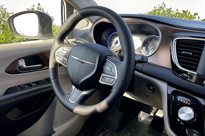 Used 2023 Chrysler Voyager LX FWD image 16
