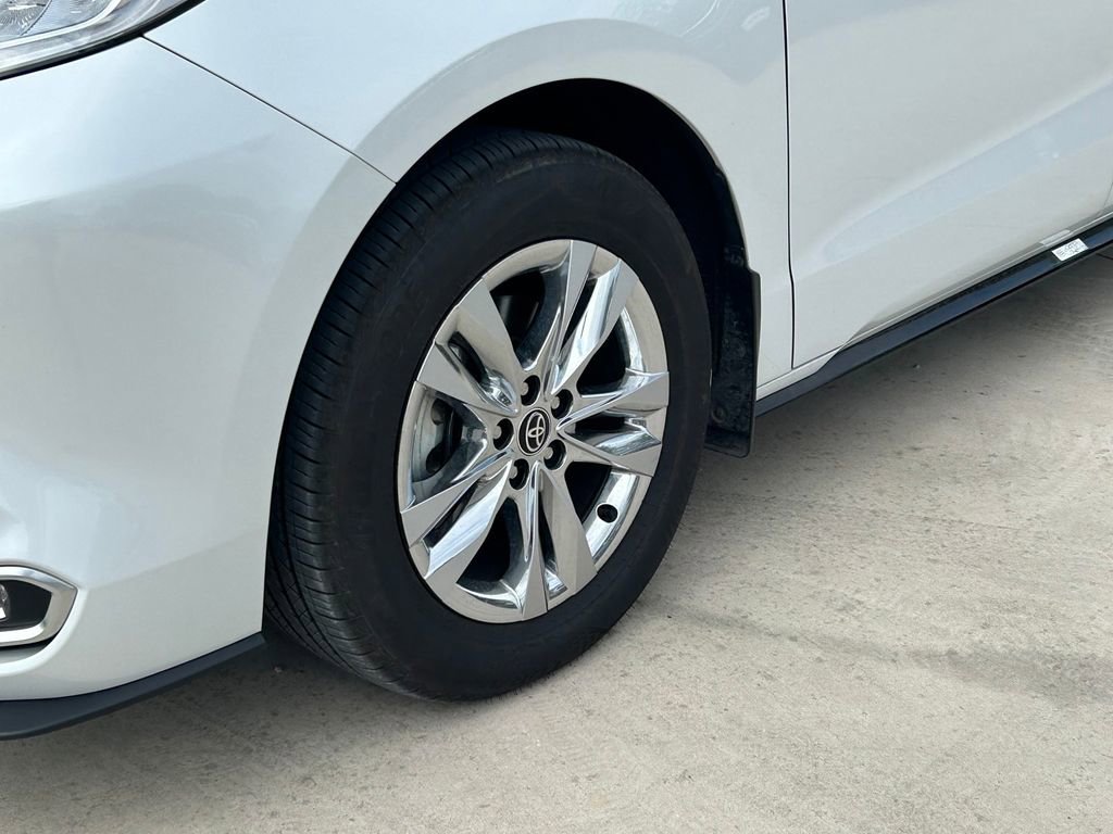 Used 2025 Toyota Sienna Limited AWD/4WD image 9
