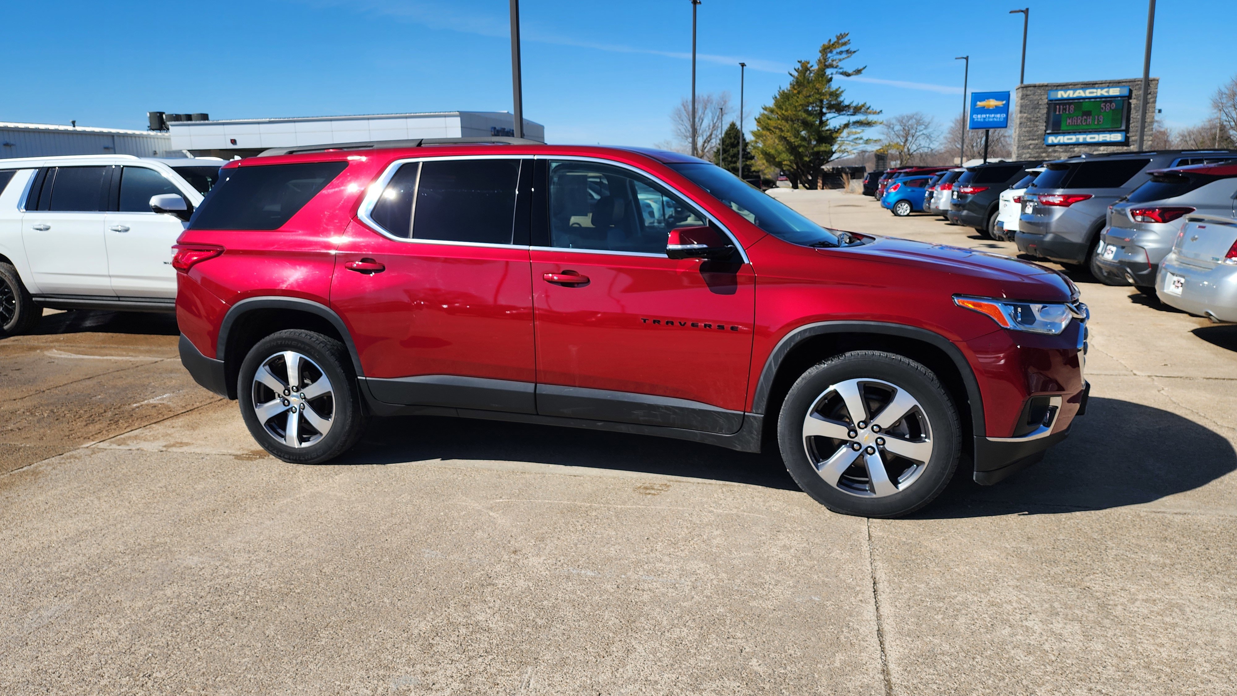 Used 2020 Chevrolet Traverse LT w/ LT Premium Package image 4