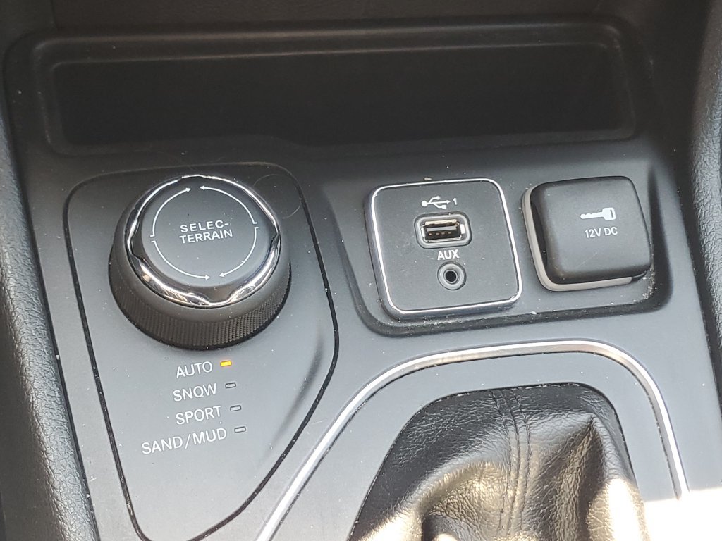 Used 2019 Jeep Cherokee Latitude Plus AWD/4WD image 21