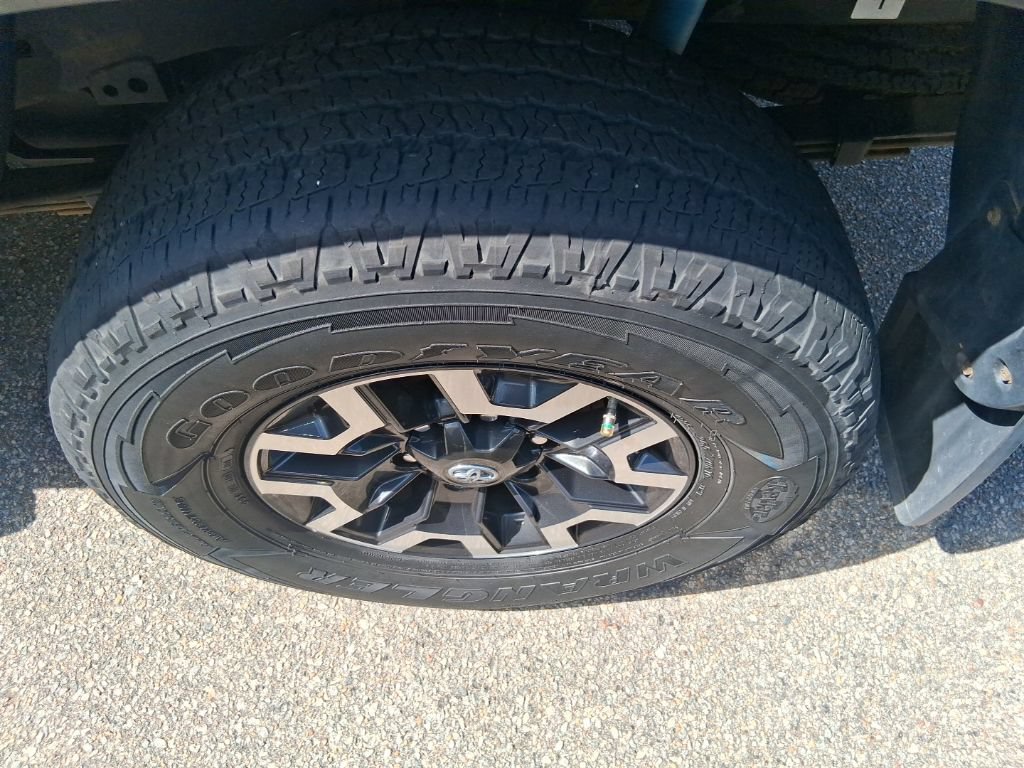 Used 2020 Toyota Tacoma TRD Off-Road AWD/4WD image 9
