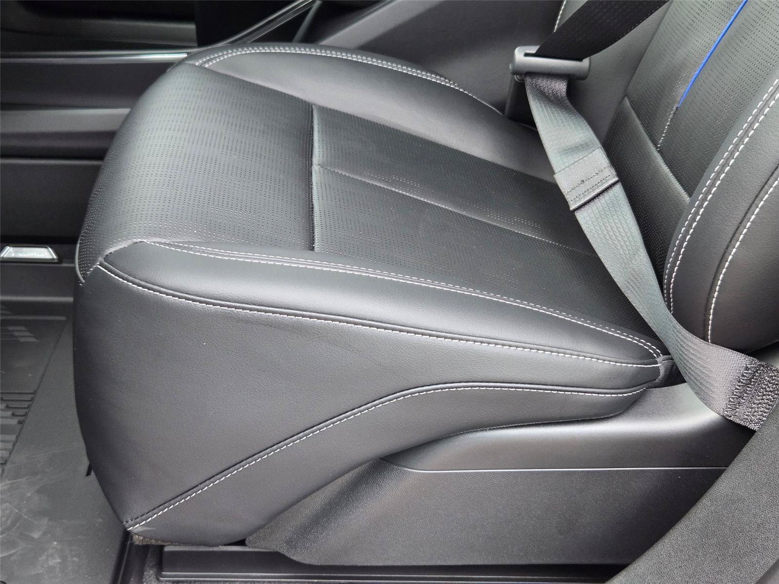 New 2026 Cadillac Lyriq Sport w/ LPO, Floor Liner Package AWD/4WD image 27