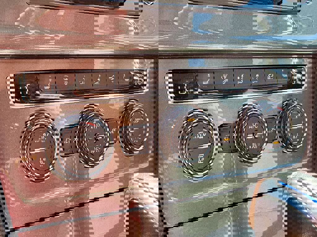 Used 2016 Volkswagen e-Golf SE w/ DC Fast Charging Package FWD image 25