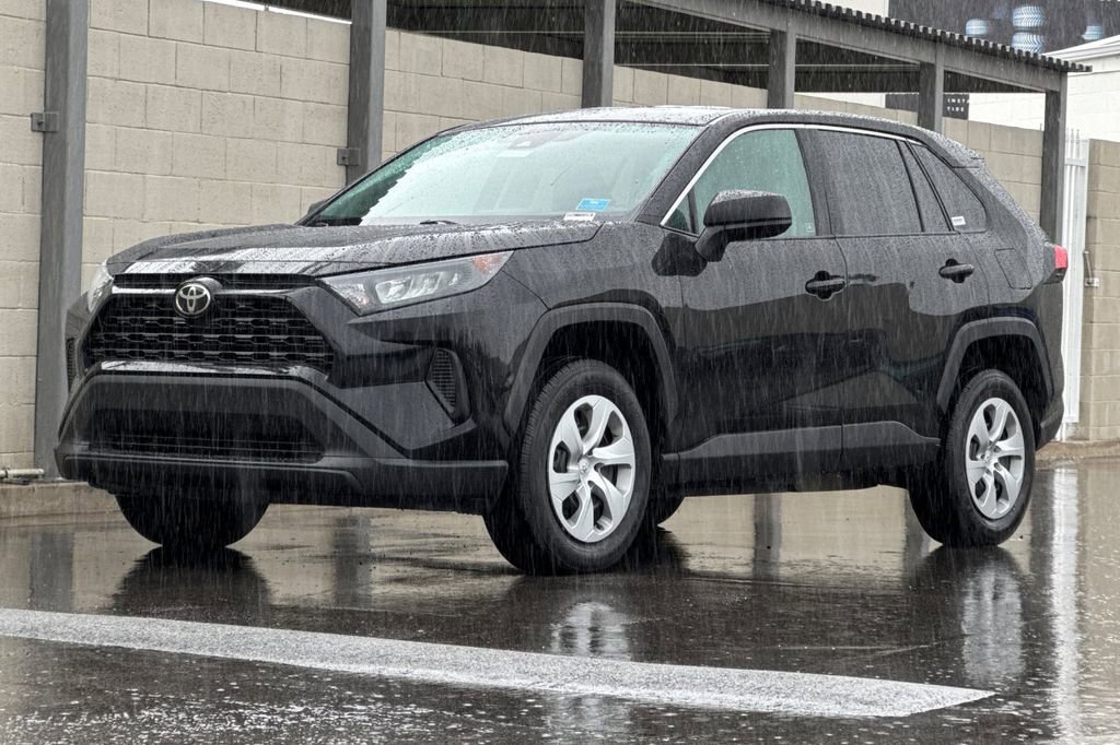 Used 2022 Toyota RAV4 LE image 10
