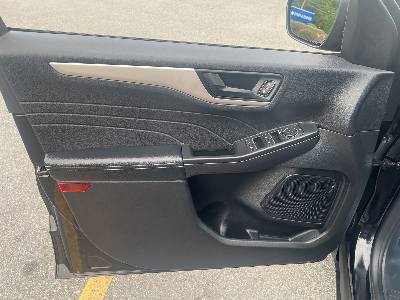 Used 2022 Ford Escape SE image 18