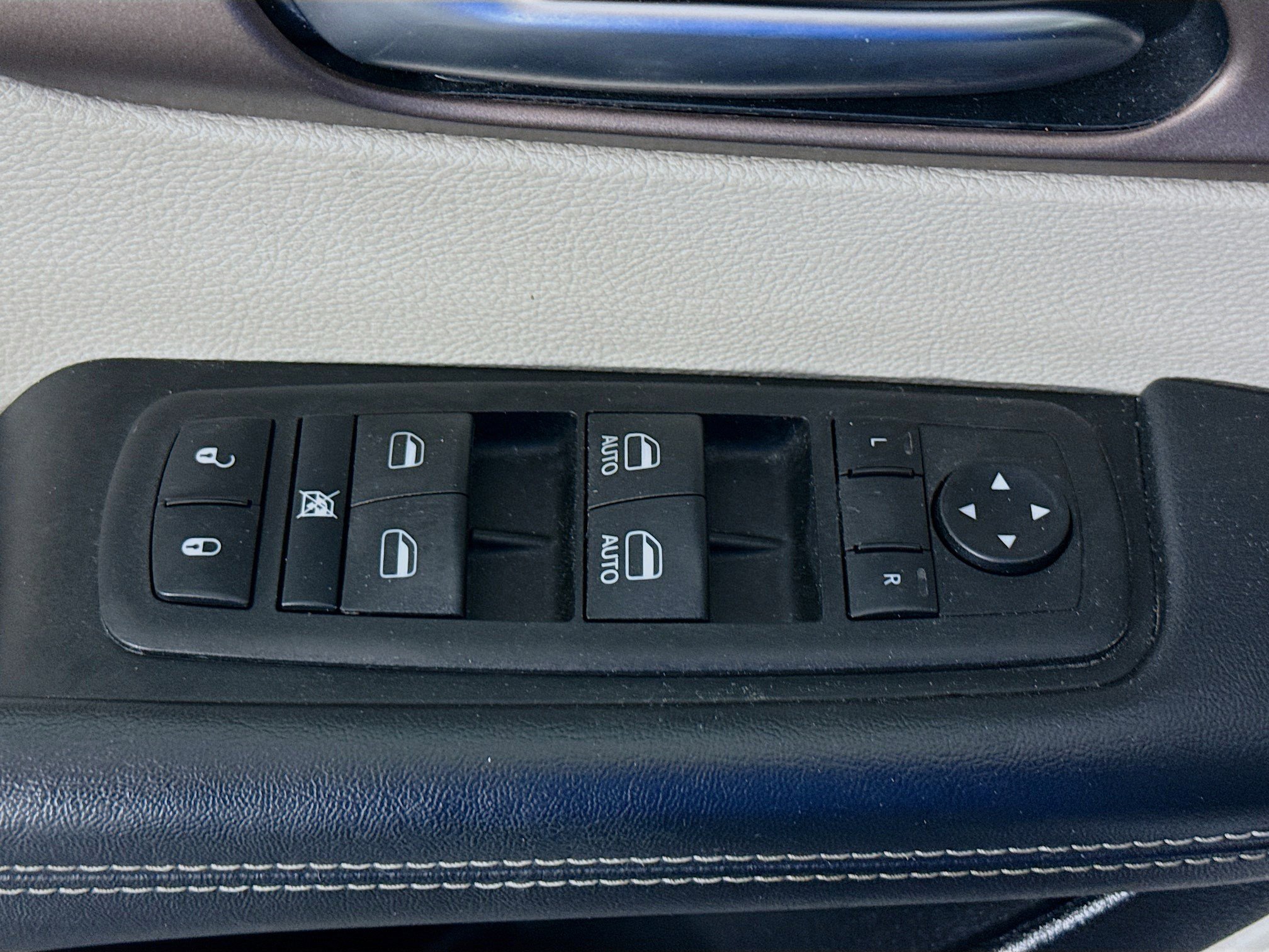 Used 2023 Chrysler Voyager LX FWD image 24