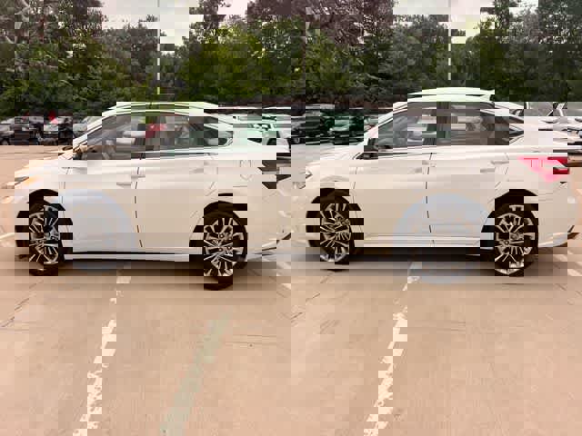 Used 2017 Toyota Avalon Limited FWD image 4