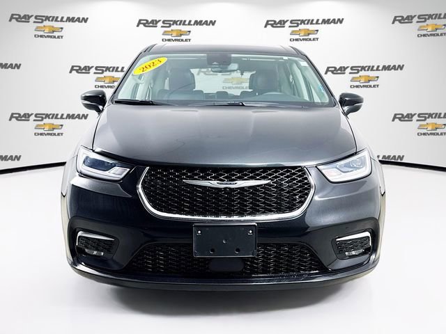 Used 2023 Chrysler Pacifica Touring-L image 2