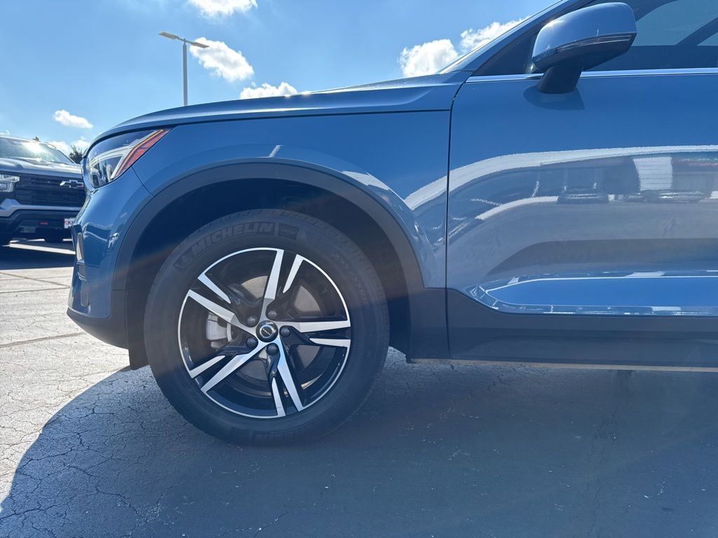 Used 2024 Volvo XC40 B5 Core image 10