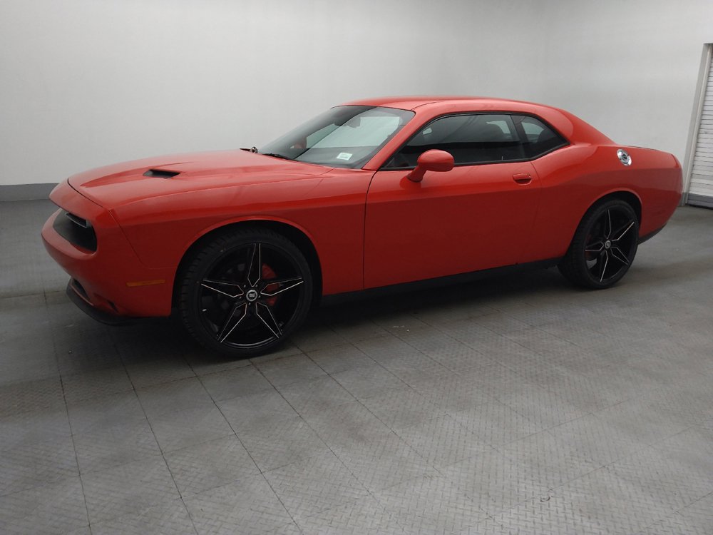 Used 2016 Dodge Challenger SXT RWD image 2