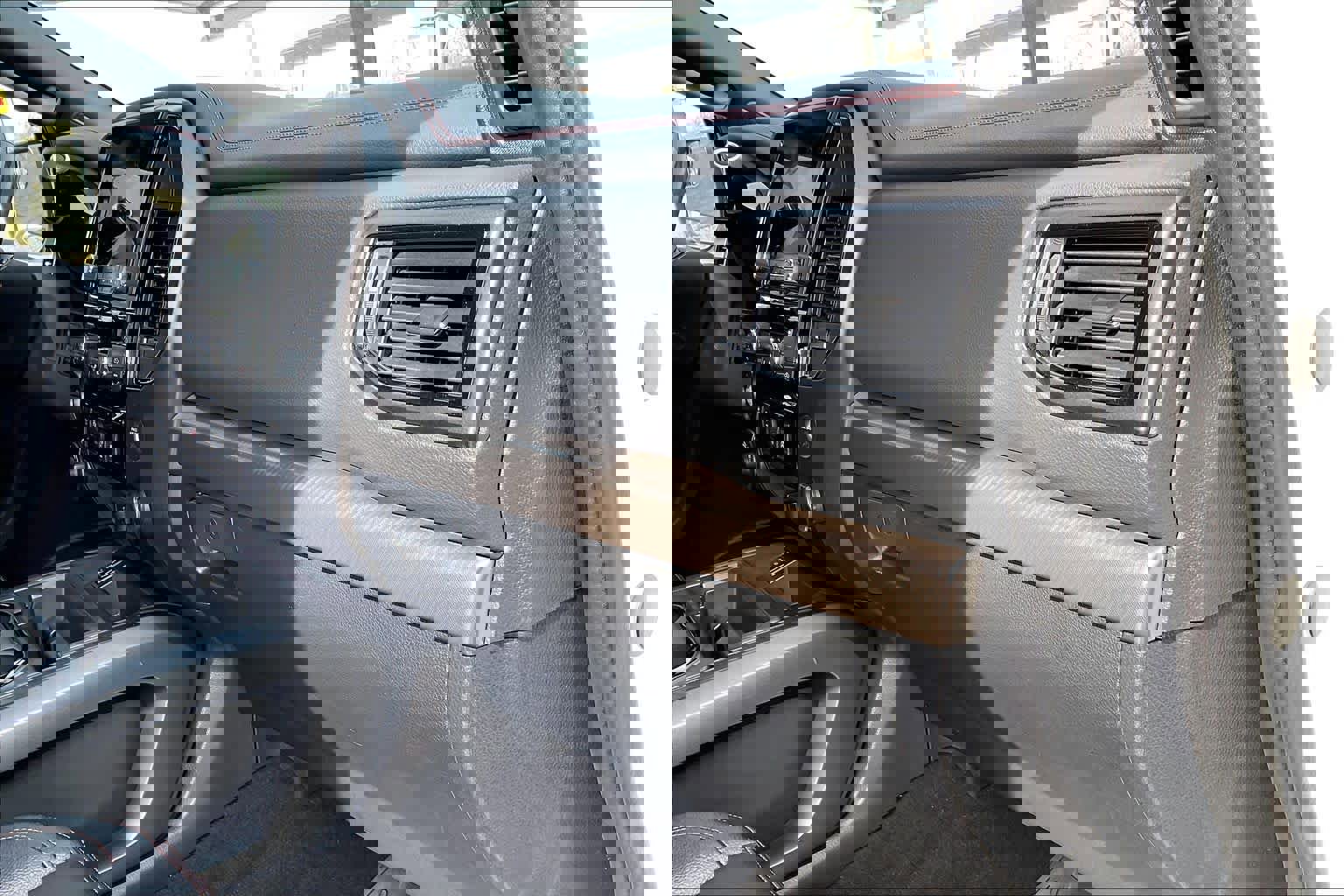 Used 2024 Nissan Titan PRO-4X w/ Pro-4x Convenience Package image 19