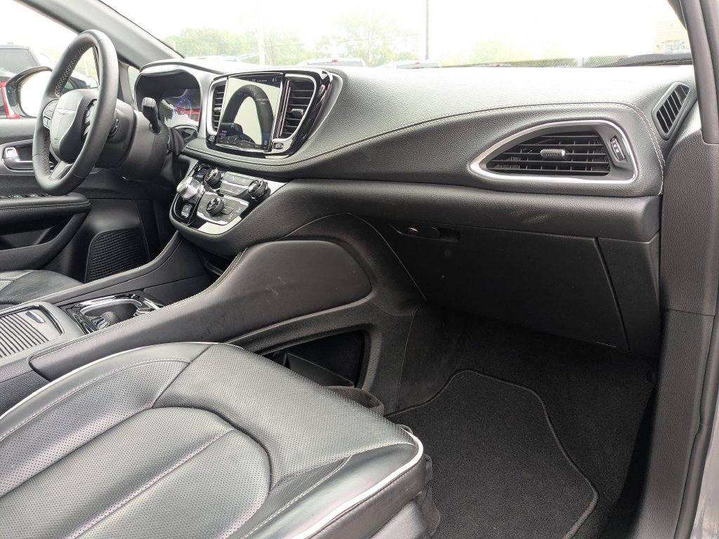 Used 2025 Chrysler Pacifica Limited FWD image 13