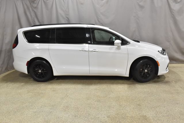 Certified 2022 Chrysler Pacifica Touring-L image 3