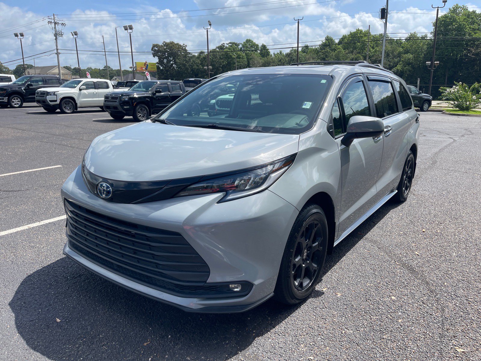 Used 2025 Toyota Sienna XLE Woodland Edition AWD/4WD image 3