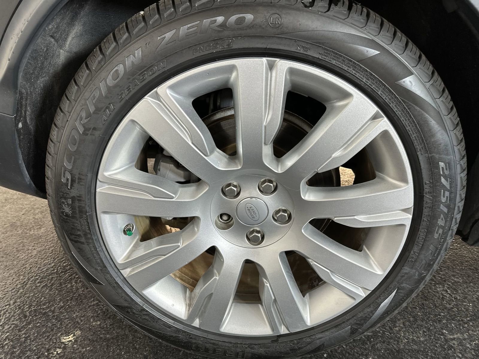 Used 2020 Land Rover Discovery HSE image 16