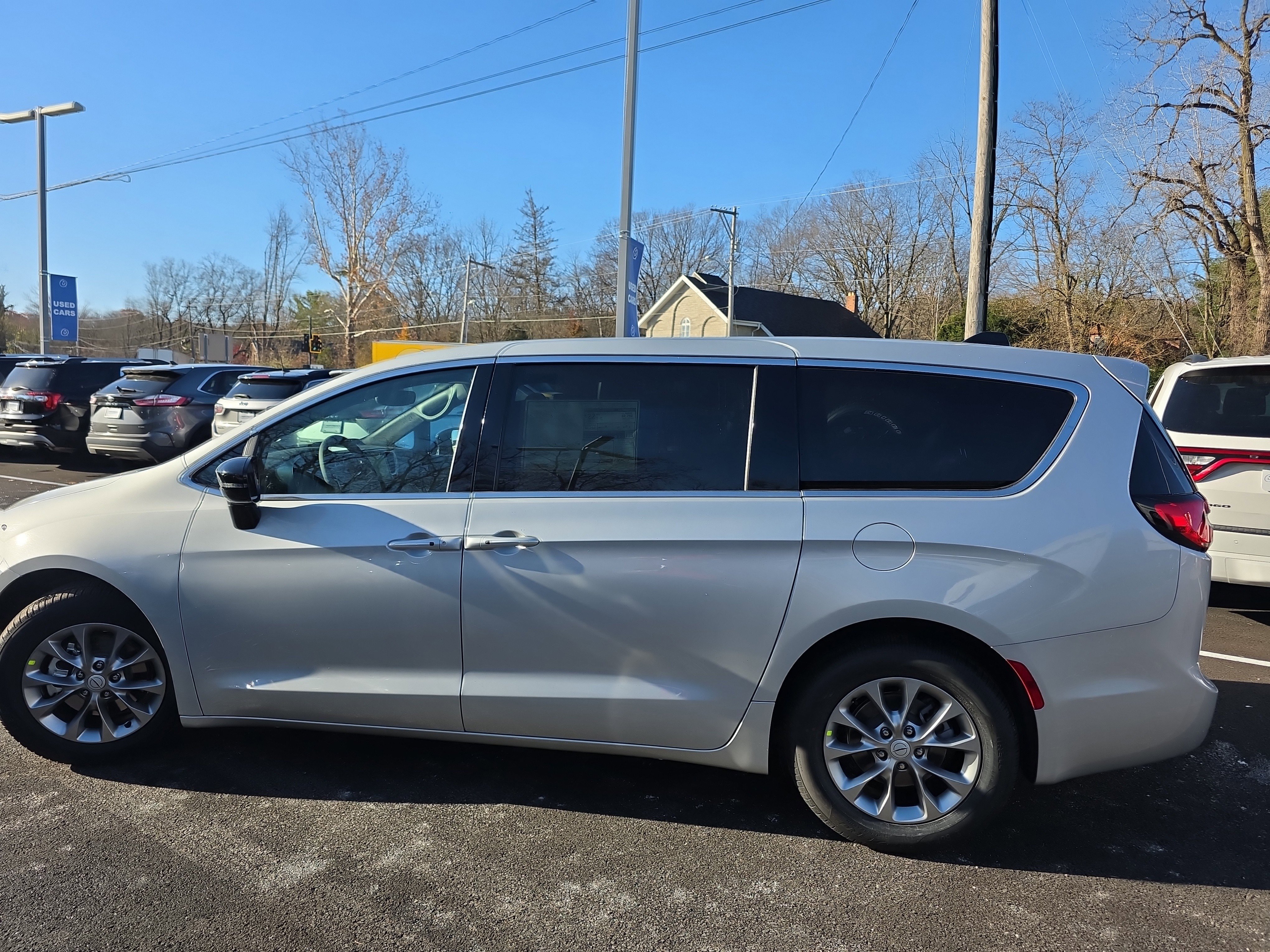 New 2026 Chrysler Pacifica Limited w/ Uconnect Theater Family Group image 20