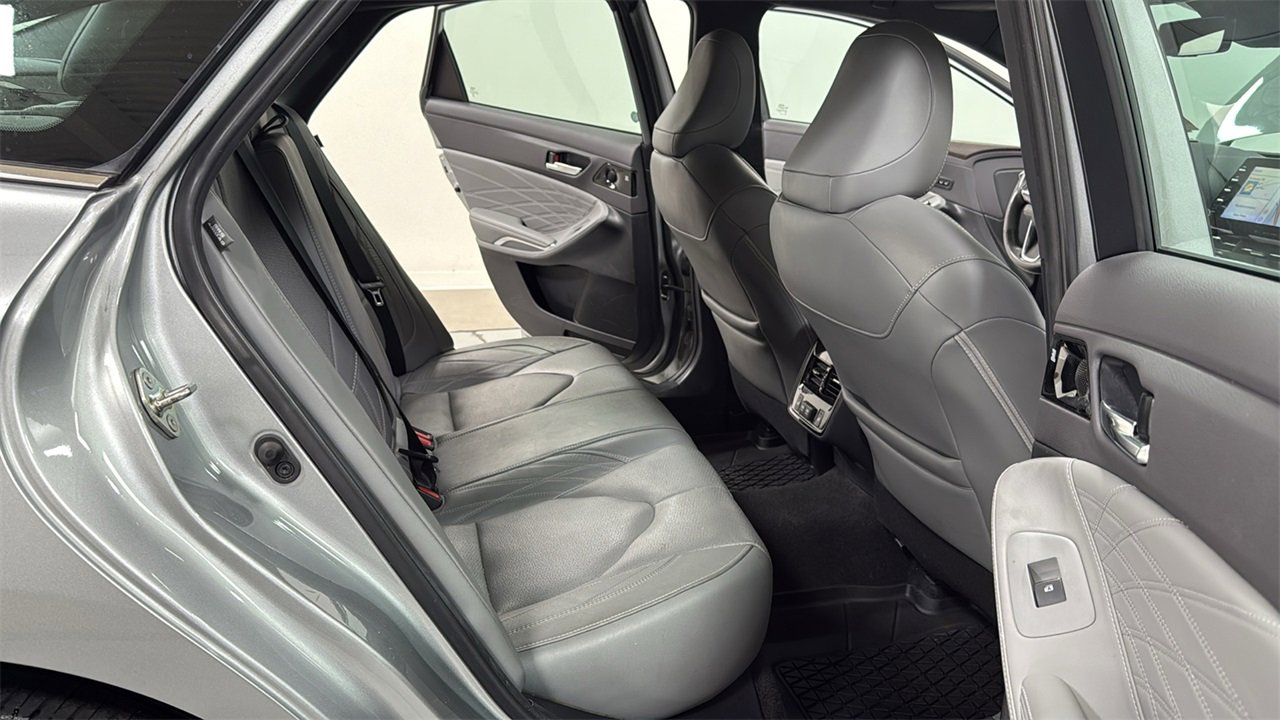 Used 2020 Toyota Avalon Limited image 17