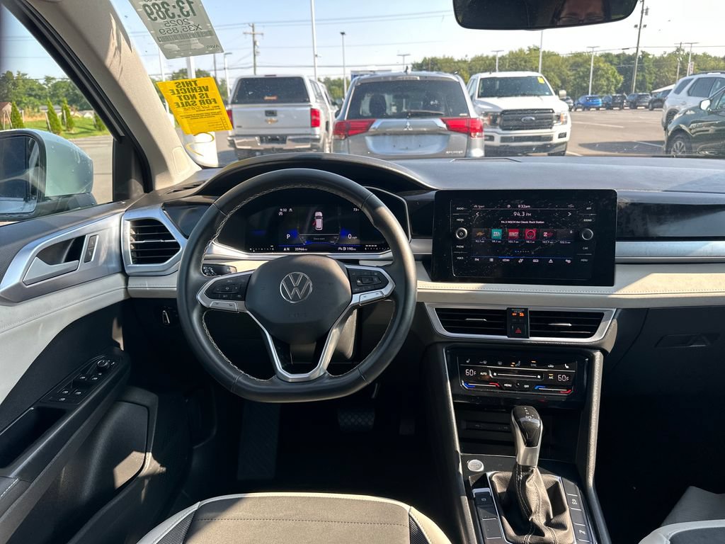 Used 2025 Volkswagen Taos SE AWD/4WD image 12