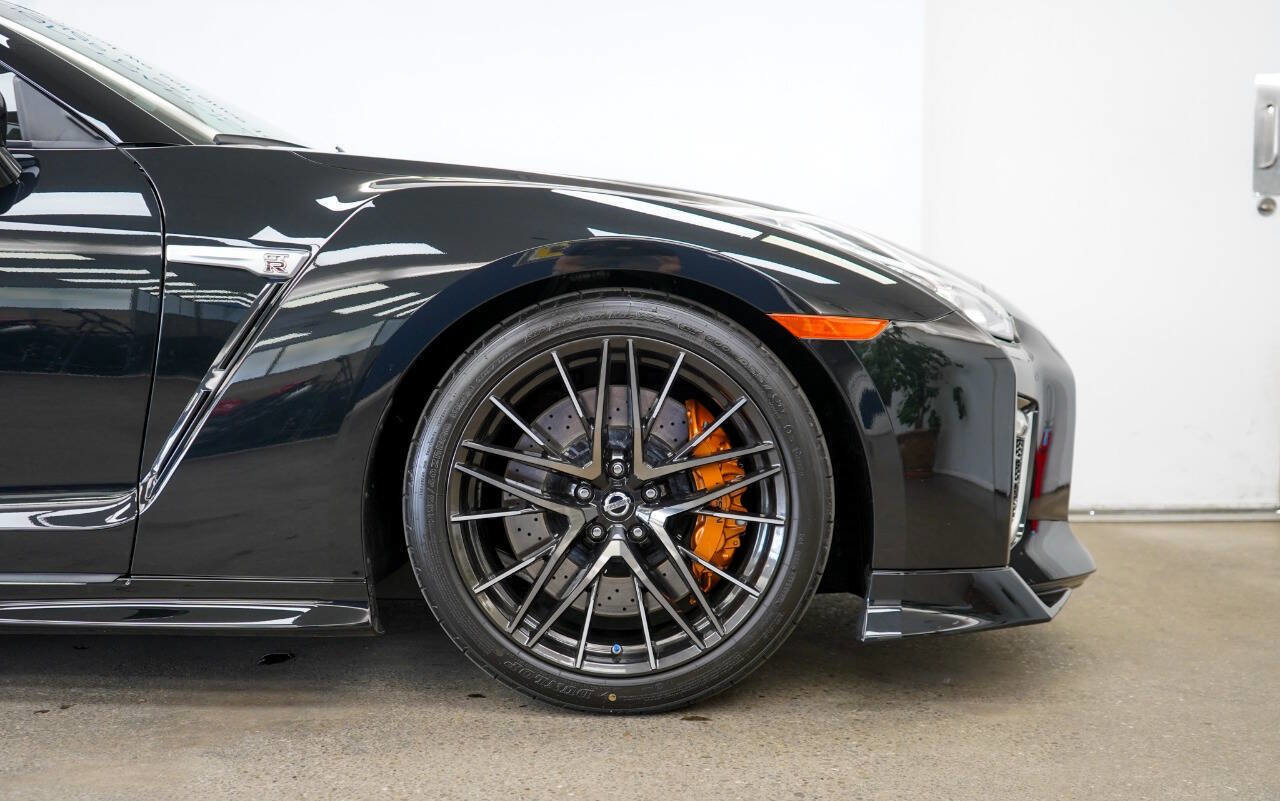Used 2021 Nissan GT-R Premium image 16