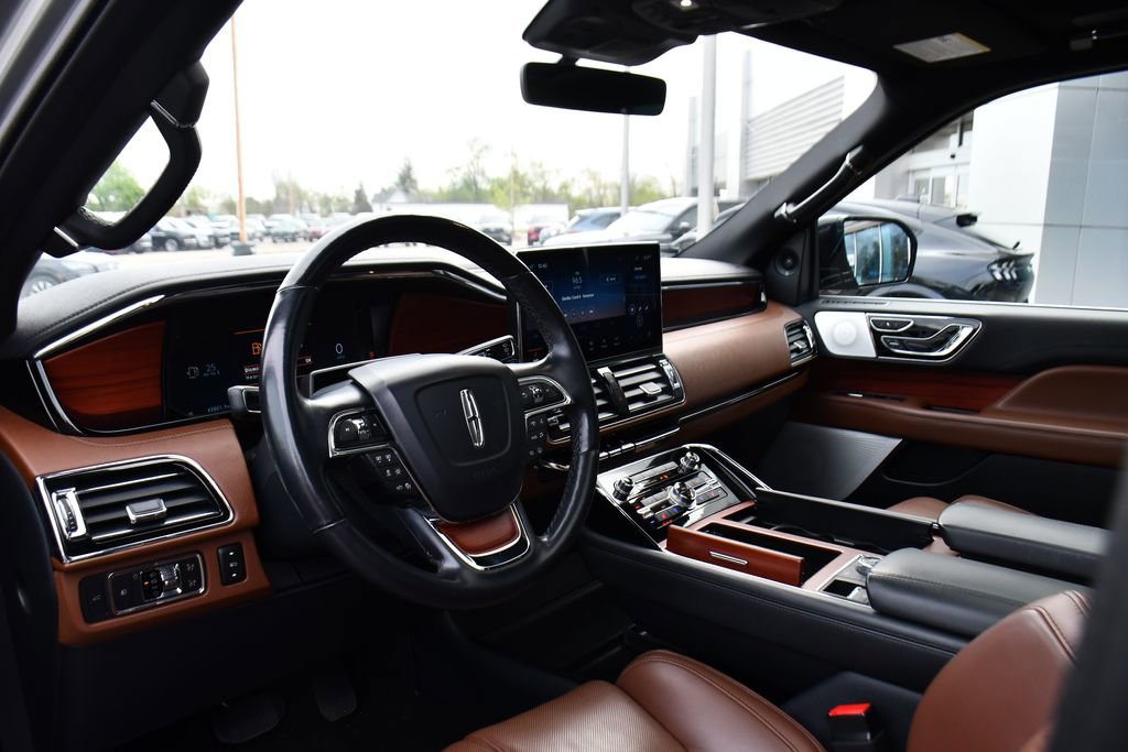 Used 2022 Lincoln Navigator Reserve AWD/4WD image 11