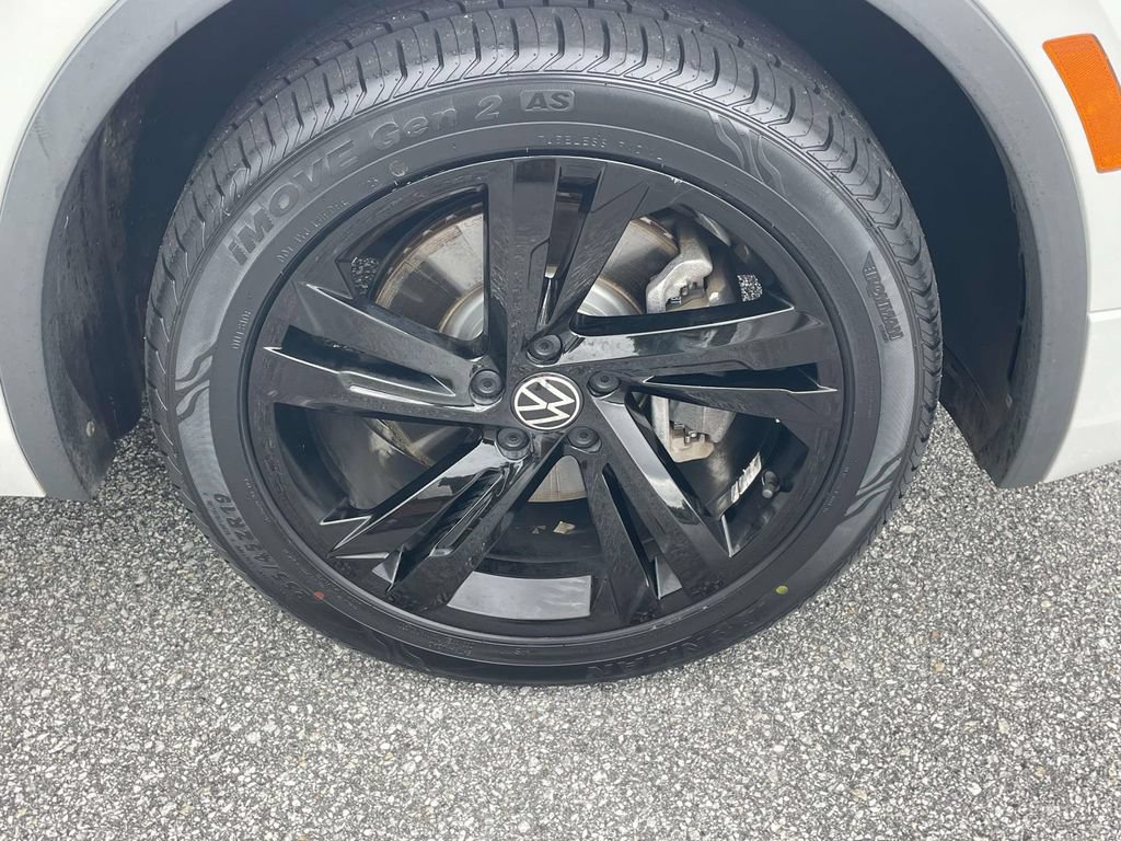 Certified 2024 Volkswagen Tiguan SE R-Line FWD image 10