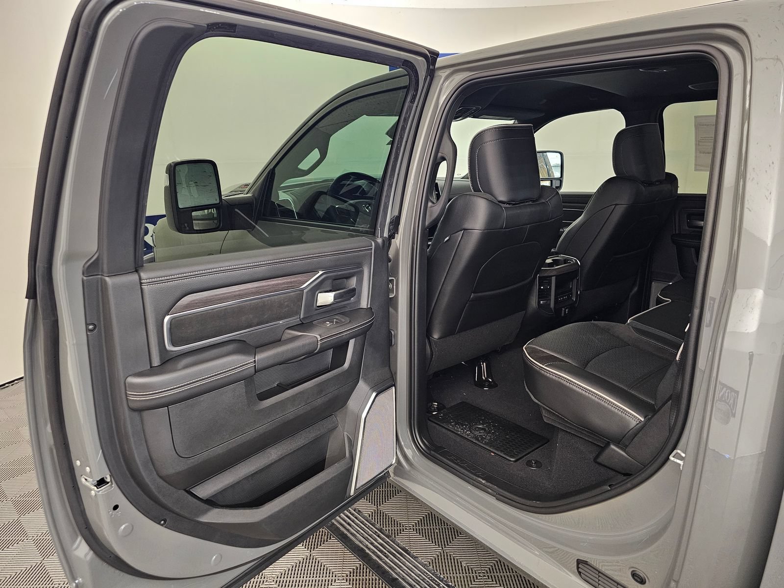 New 2026 RAM 3500 Laramie AWD/4WD image 23