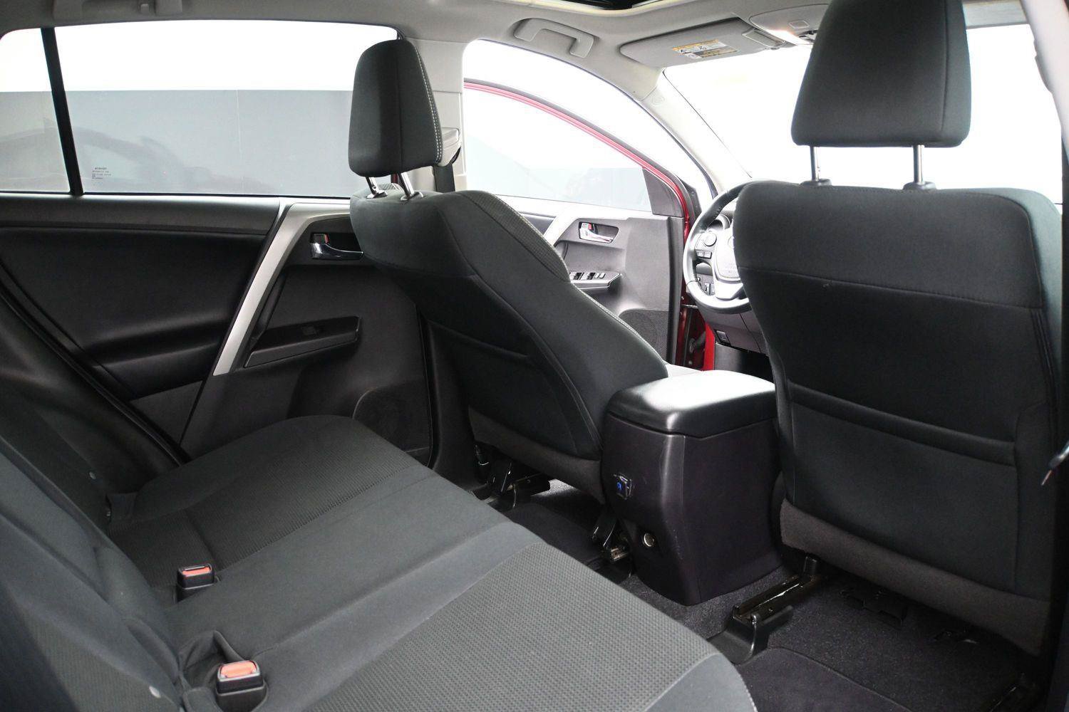 Used 2018 Toyota RAV4 XLE FWD image 16