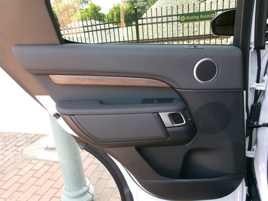 Used 2020 Land Rover Discovery HSE AWD/4WD image 32