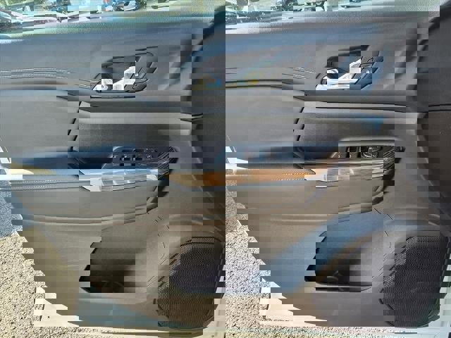 Used 2023 GMC Acadia SLE w/ Elevation Edition image 17