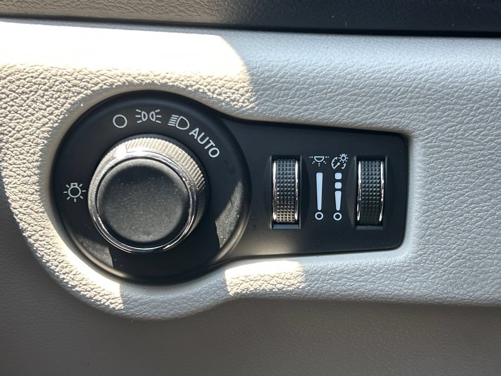 Used 2020 Chrysler Voyager Lxi FWD image 34