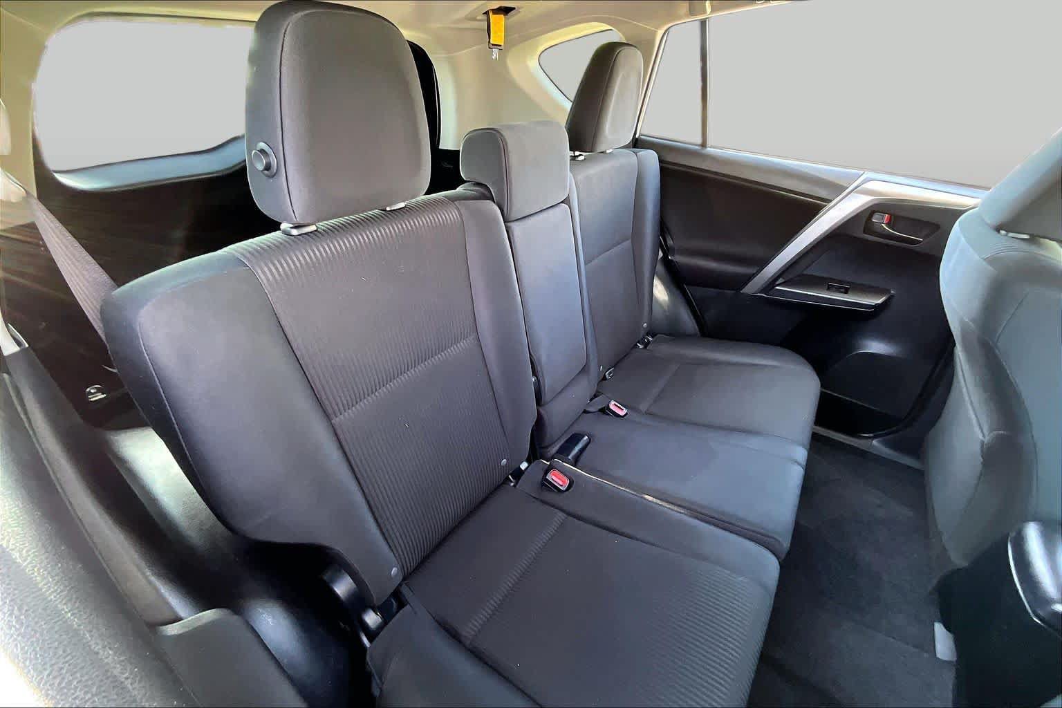 Used 2018 Toyota RAV4 LE FWD image 19