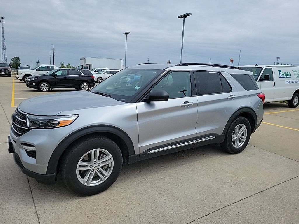 Used 2022 Ford Explorer XLT w/ Equipment Group 202A AWD/4WD image 6
