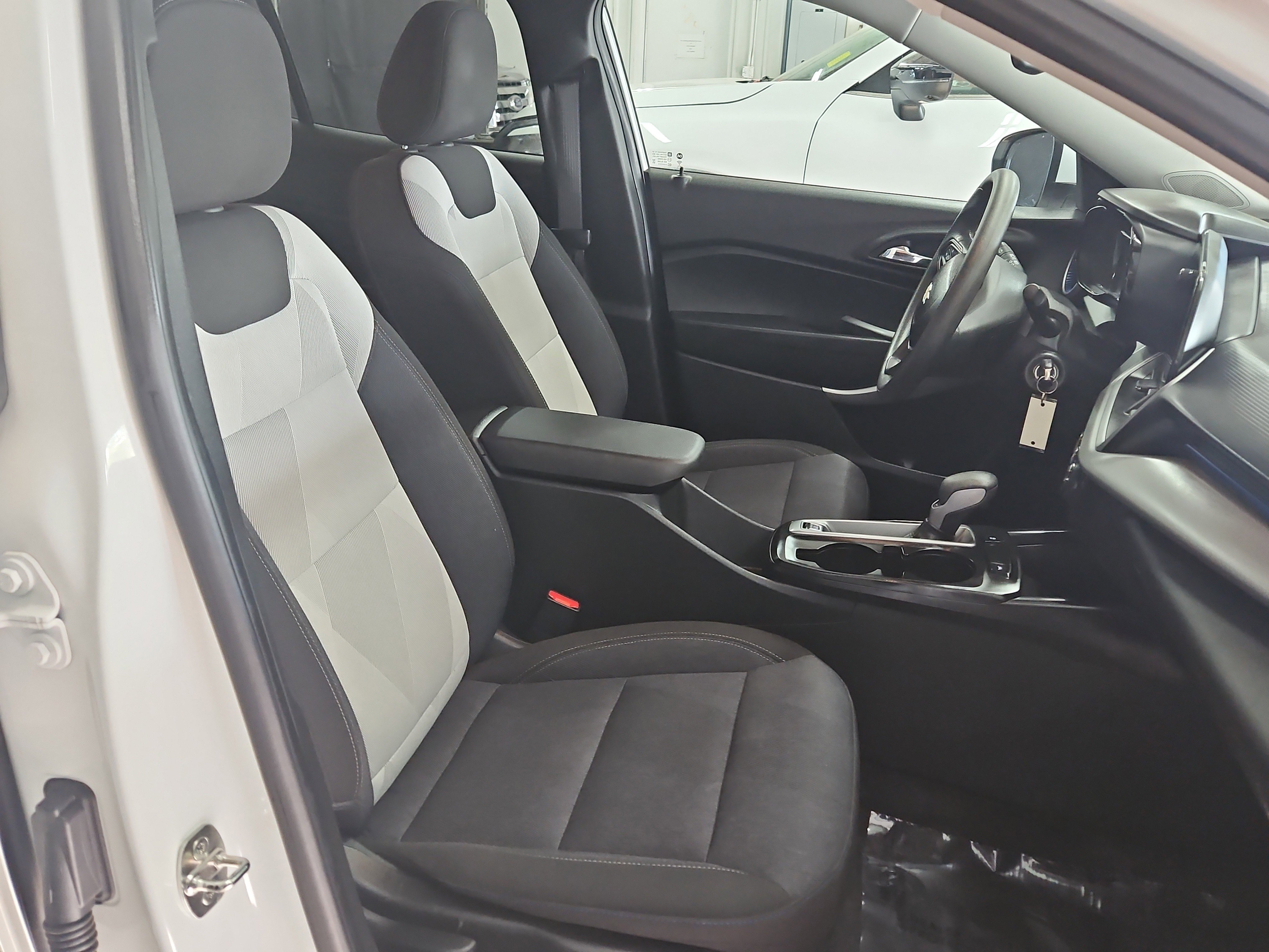 Used 2024 Chevrolet Trax LS w/ LS Convenience Package FWD image 9