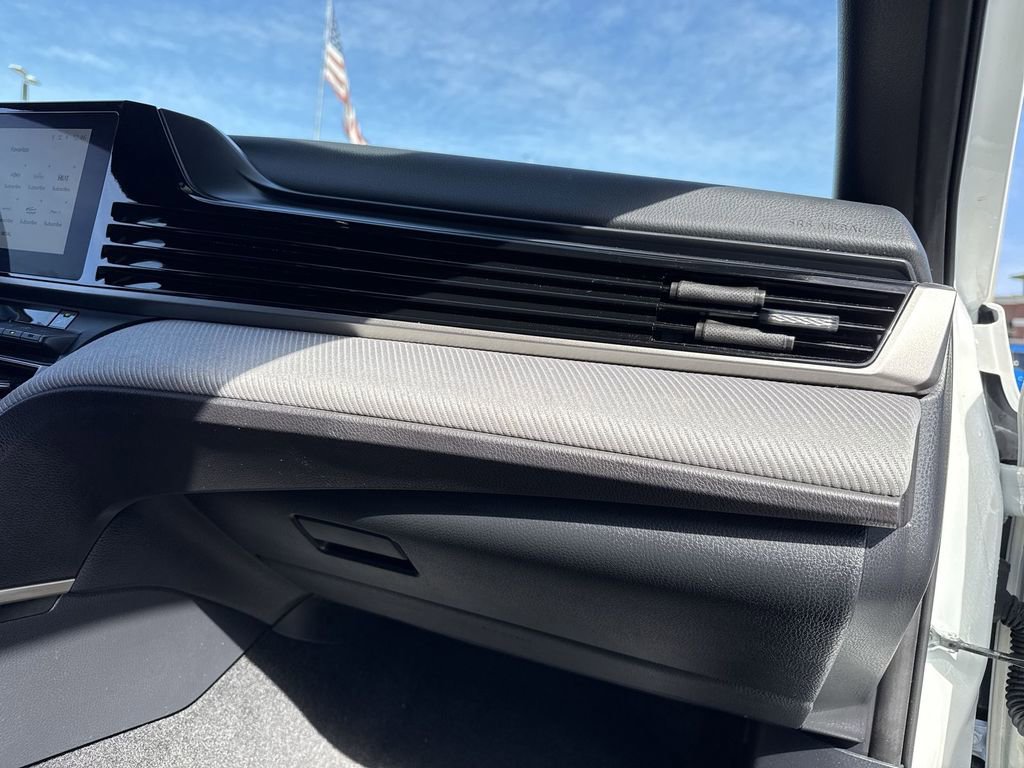 Used 2025 Toyota Camry SE w/ Convenience Package image 24