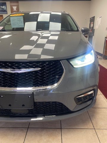 Used 2022 Chrysler Pacifica Touring-L image 13