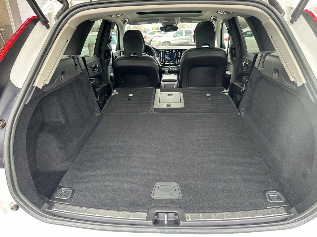Used 2022 Volvo XC60 B5 Momentum image 30