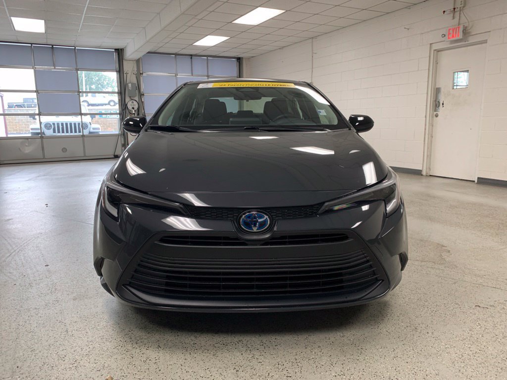 Used 2025 Toyota Corolla LE FWD image 2