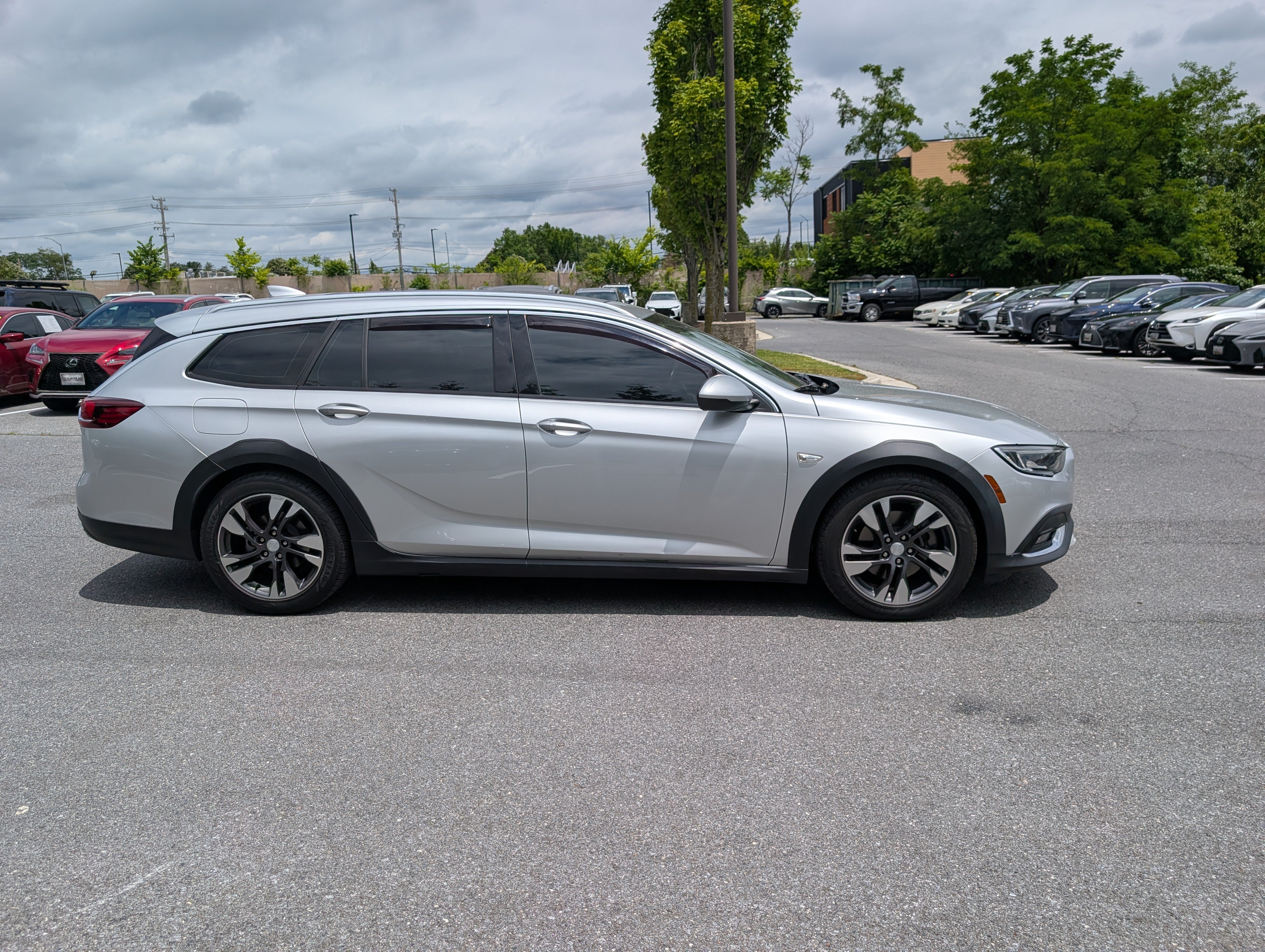 Used 2018 Buick Regal Essence w/ Driver Confidence Package #1 AWD/4WD image 2