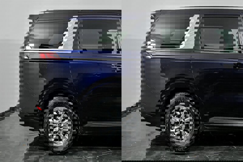 Used 2023 Kia Carnival LX image 10