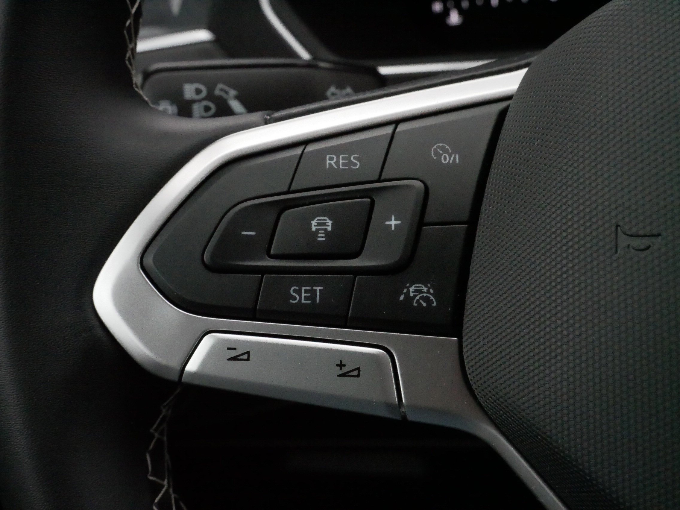 Certified 2024 Volkswagen Tiguan SE image 25