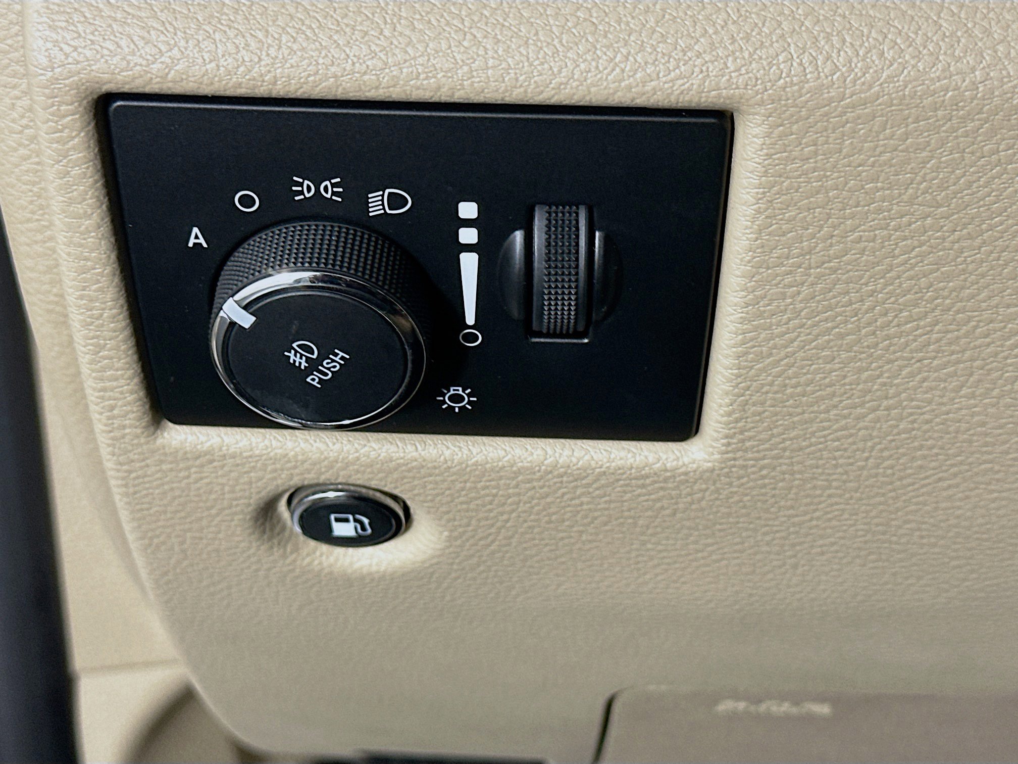 Used 2020 Jeep Grand Cherokee Limited w/ Premium Lighting Group image 17