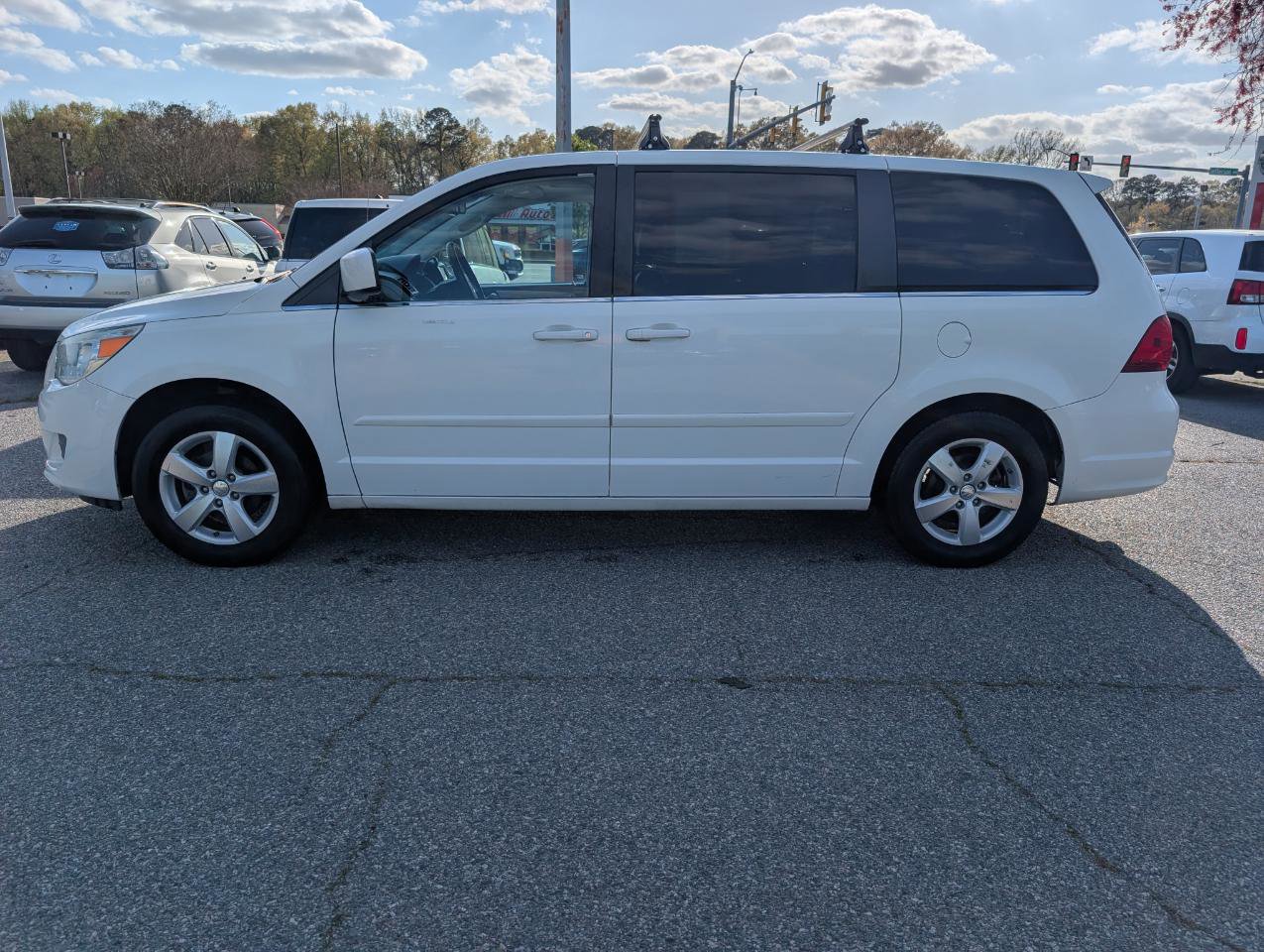Used 2010 Volkswagen Routan SEL image 2