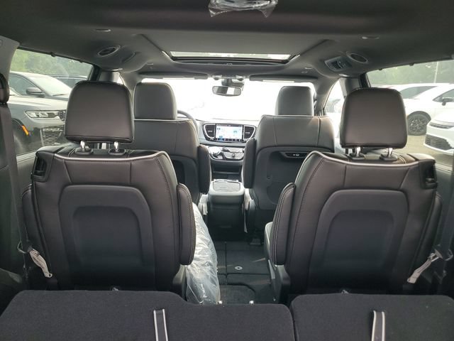 New 2027 Chrysler Pacifica Limited w/ Family Tech Group AWD/4WD image 8