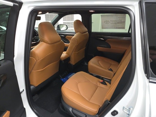 New 2026 Toyota Highlander Platinum image 17