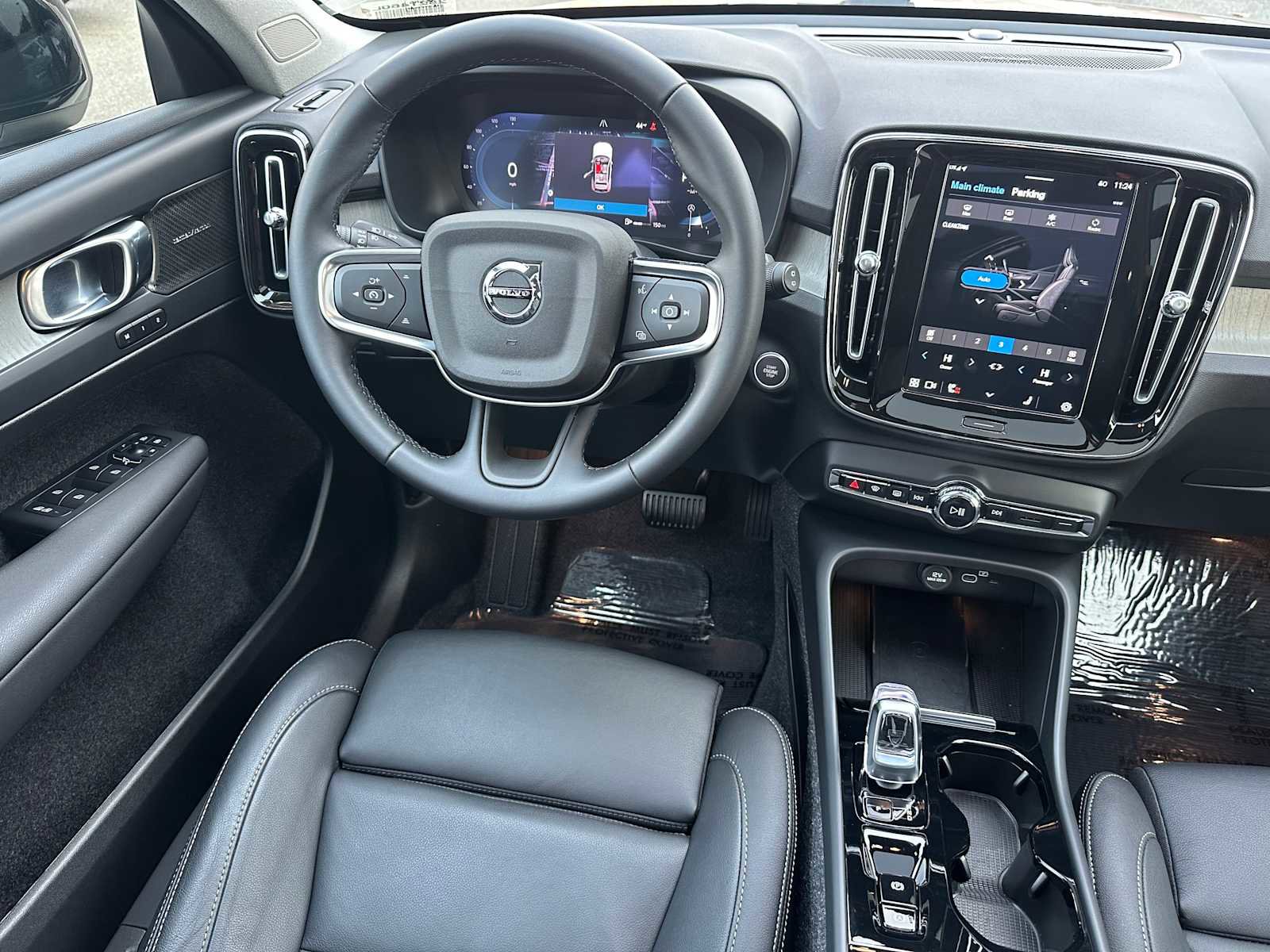 Used 2025 Volvo XC40 B5 Ultra w/ Climate Package image 17