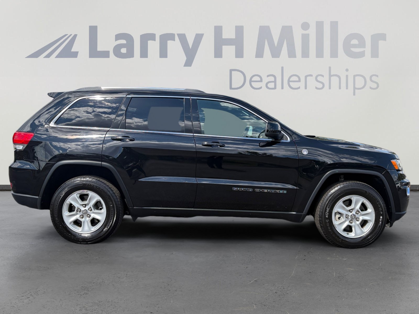 Used 2017 Jeep Grand Cherokee Laredo w/ Quick Order Package 23E AWD/4WD image 6