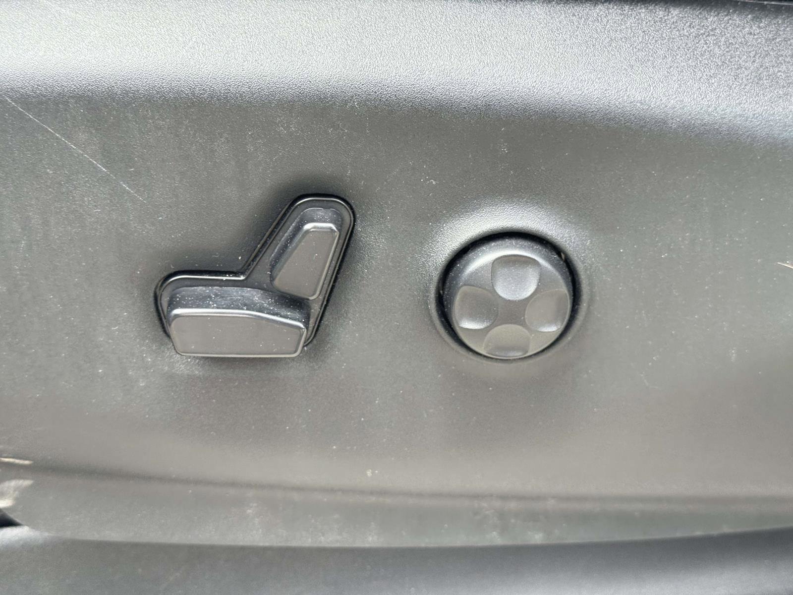 Used 2019 Chrysler Pacifica Touring-L FWD image 16