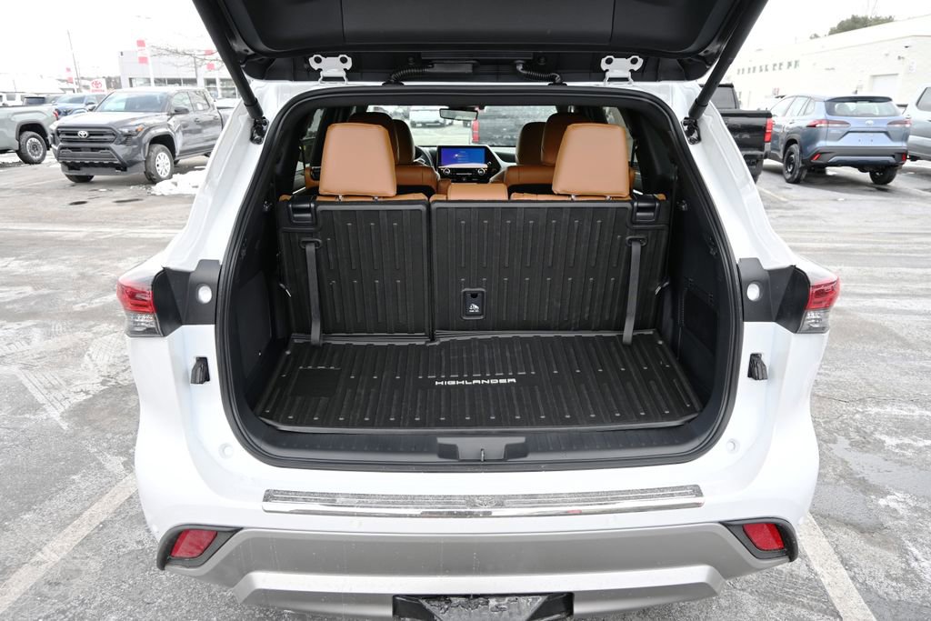 New 2026 Toyota Highlander Platinum image 8